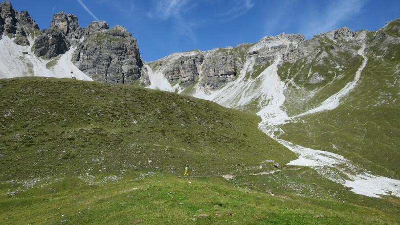 In der Malgrube (2144 m). Im Hintergrund Schlicker Zinnen und Hochtennspitze.