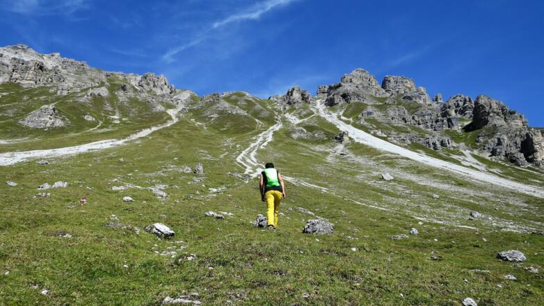 Aus der Malgrube die steile Flanke Richtung Malgrubenspitze hinauf (markiert), ...
