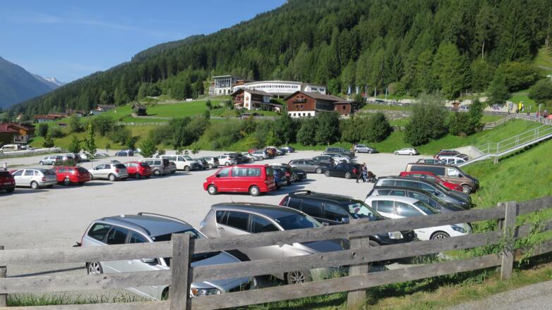 Parkplatz bei der Talstation Schlick 2000 in Fulpmes (980 m).