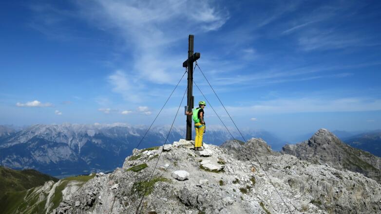 Am Gipfel des Steingrubenkogels. Der Rückweg in die Alpenklubscharte ist ident mit der Aufstiegsroute.
