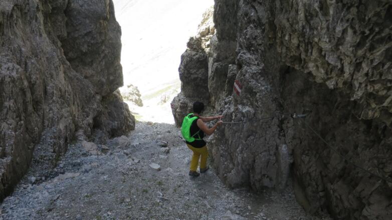 Vom höchsten Punkt in der Felsschlucht gehts hinab zum Ausgang auf der Südseite.