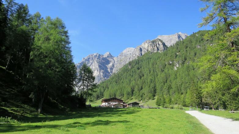 Schlicker Alm (1643 m) - im Hintergrund Schlicker Seespitze, Riepenwand und Große Ochenwand.
