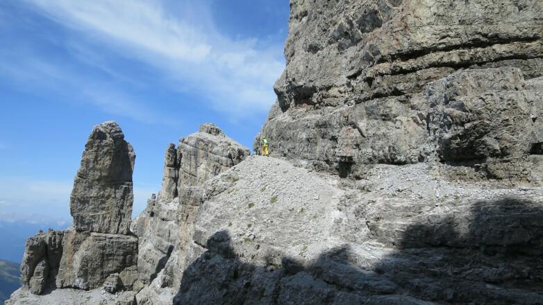 ... Gegenseite wieder rauf. Bizarre Felstürme sorgen für Dolomiten-Feeling.