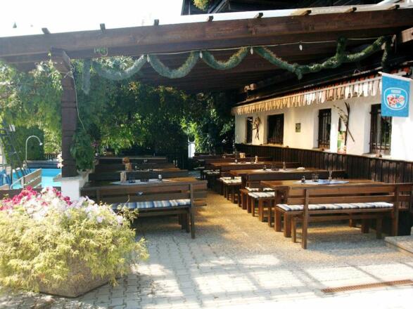 überdachter Biergarten