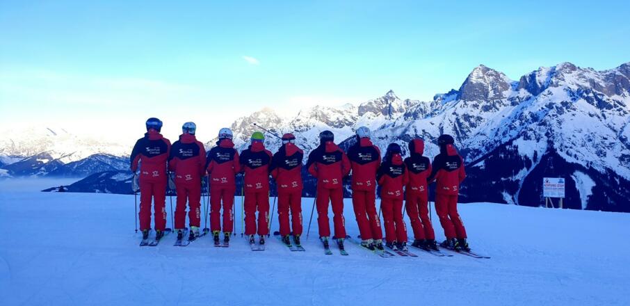 Skischule Dienten in der Abenddämmerung