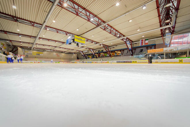 Olympisches Eisstockschießen, Shorttrack oder Schlittschuhlauf - dies all ist möglich in der Eishalle Zell am See