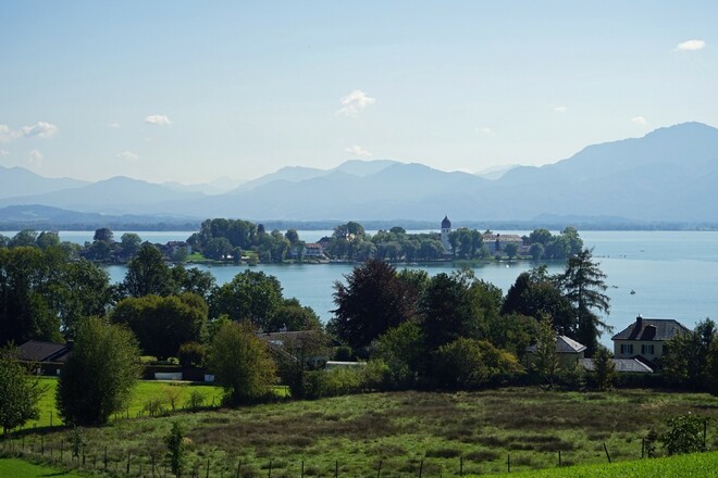 Blick von Aischinger Höhe zur Fraueninsel
