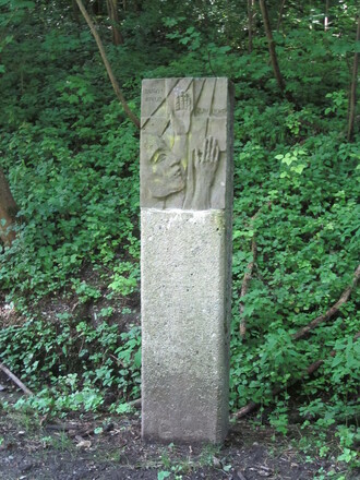 einzelne Stele am Wegesrand