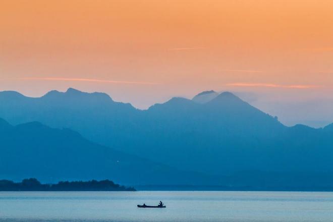 Chiemsee bei Abenddämmerung