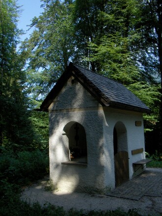 Auf die Hofkapelle treffen wir im Wald.