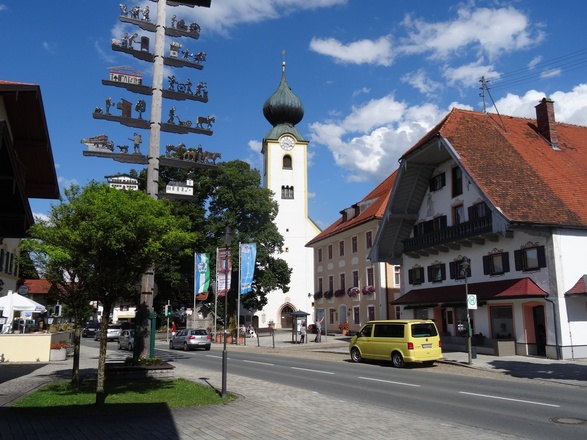 Start der Tour am Kirchplatz in Grassau