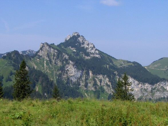 Beim Aufstieg schauen wir auf die Kampenwand.