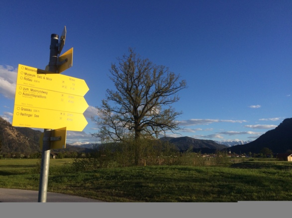 Wanderwegsbeschilderung am Golfplatz Grassau