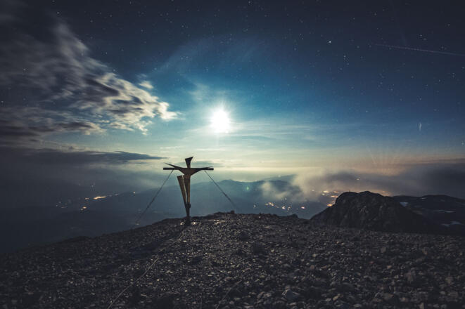 Gipfelkreuz in der blauen Stunde