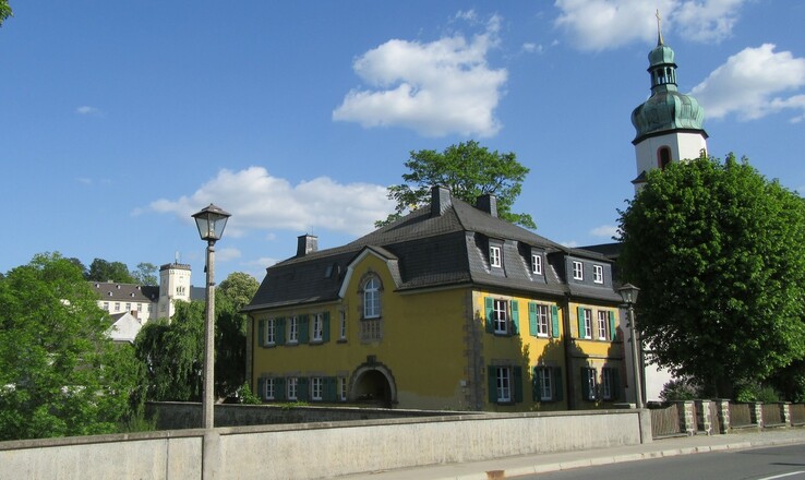 St. Jakobus Kirche Oberkotzau mit Pfarrhaus und Schloss