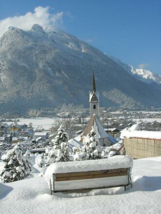 Kirchturm Bergspitze verschneit