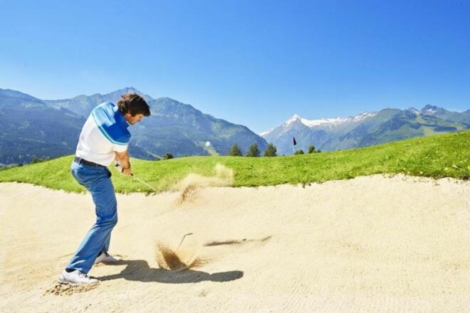 Abschlag im Golfclub