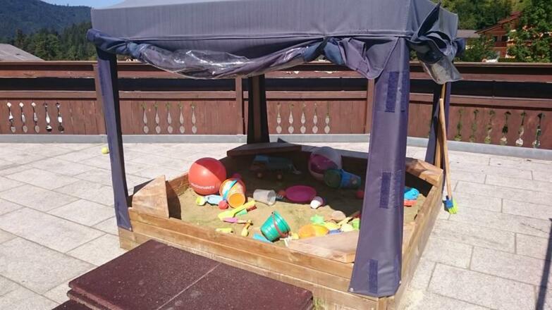 Sandkasten mit Dach