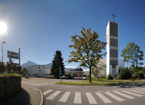 Katholische Pfarrkirche Heiliger Christoph mit angebautem Pfarrheim 1