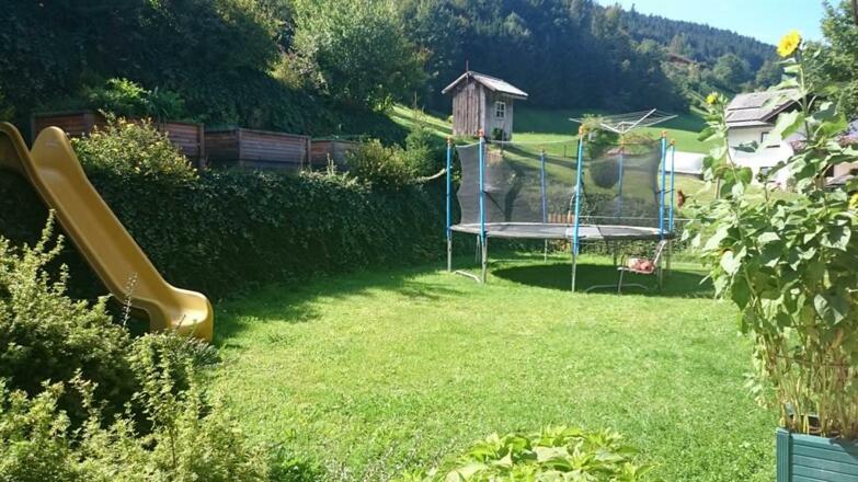 Kinderspielplatz mit Trampolin und Rutsche