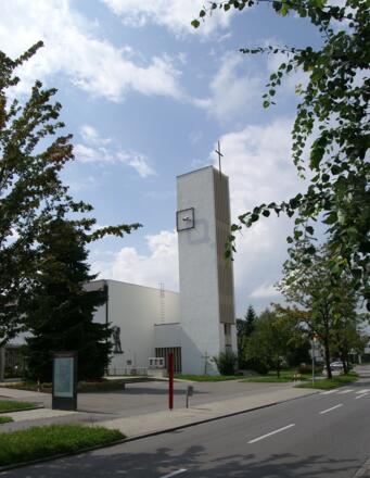 Katholische Pfarrkirche Heiliger Christoph mit angebautem Pfarrheim 2