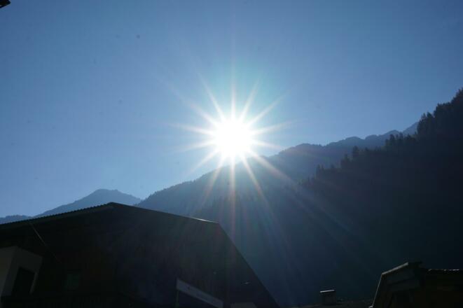 Blick von unten auf das Ferienhaus Aktiv und die B