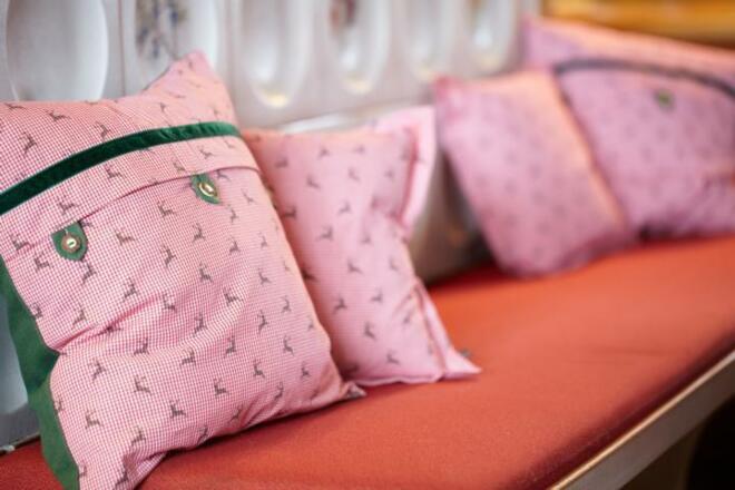 gemütliche Stube mit Kachelofen