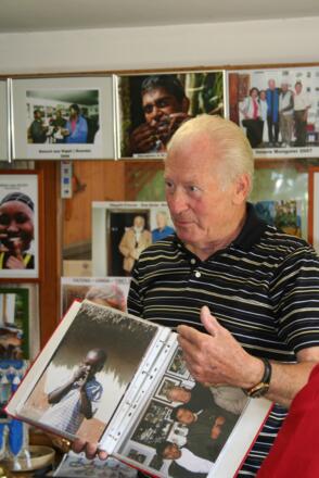 Seniorchef Franz Wimmer, einstmals der letzte Lehrling seiner Zunft, führt durch den Betrieb