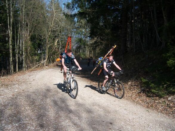 Radler mit winterlicher Ausrüstung