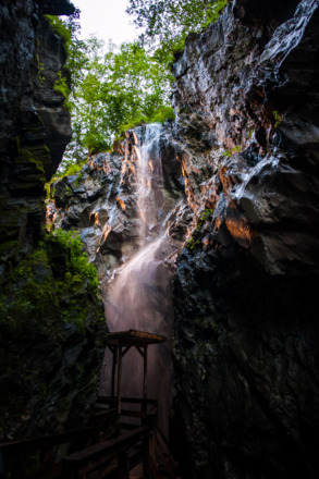 Das Event "Sagenhafte Nacht des Wasser" findet wöchentlich in der Sigmund-Thun-Klamm in der Sommersaision statt.