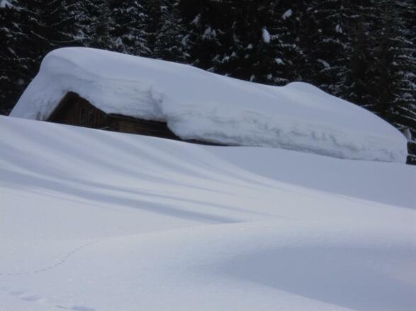 Tiefverschneite Hütte im Lammertal