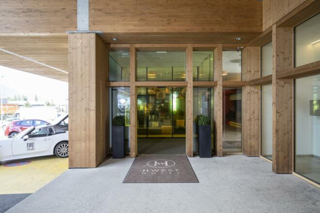 Eingangsbereich Hwest Hall in Tirol