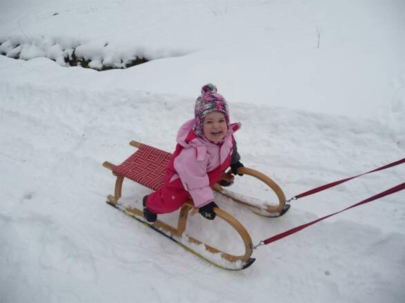 Rodelvergnügen vor dem Haus