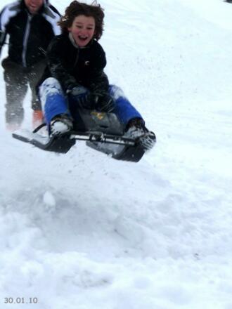 Rodelvergnügen vor dem Haus