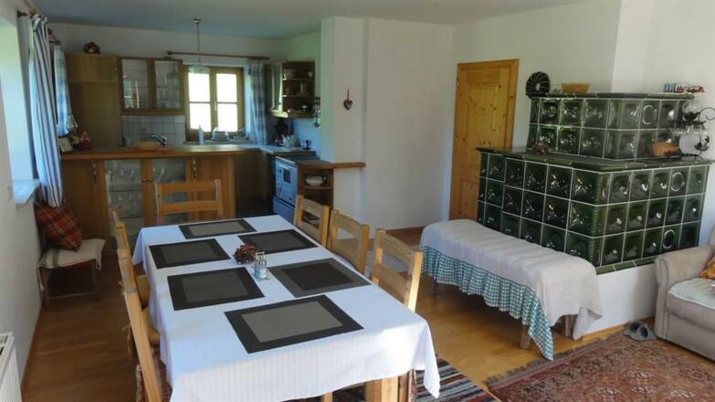 Sitzecke mit Kachelofen