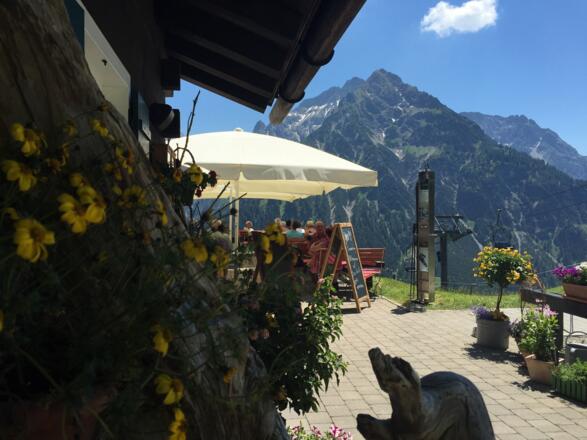 Sonnige Terrasse der Sonna-Alp