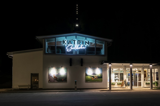 Die Talstation in der Nacht