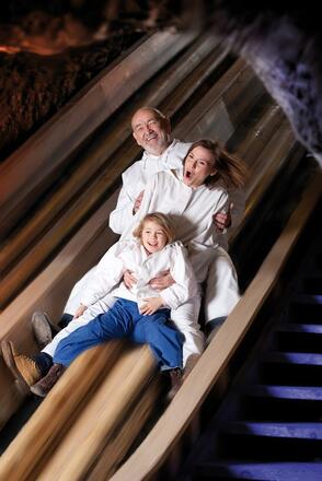 SW_Rutsche_Frau+Kind+Opa_hoch_A4