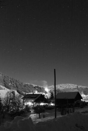 unser Bio-Bergbauernhof bei Nacht im Winter