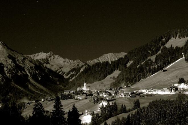 Blick nach Mittelberg bei Nacht im Winter