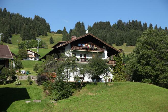 Frontansicht im Sommer