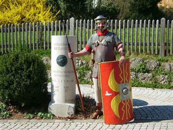 Römischer Legionär am Meilenstein