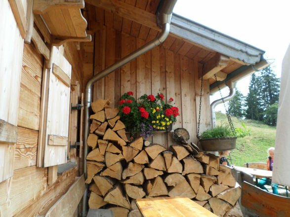 holzstapel mit blumen