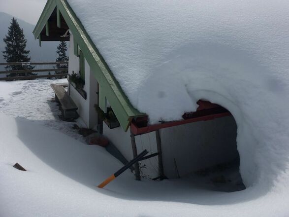 Eingeschneite Enzianhütte