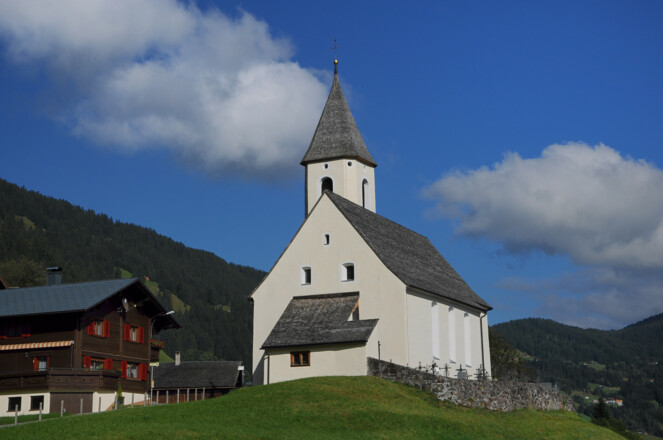 Kuratienkirche Unseren Lieben Frau Mariä Unbefleckte Empfängnis mit Friedhof