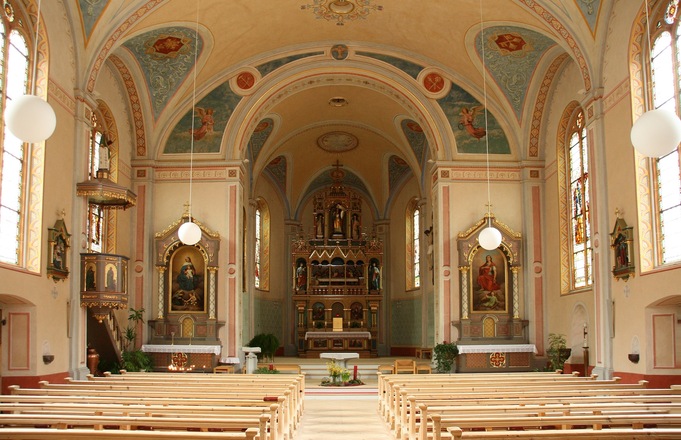 Blick ins Innere der Pfarrkirche Heiliger Michael
