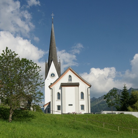 Pfarrkirche Heiliger Nikolaus mit Friedhof