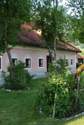 Die gepflegten Außenanlagen des Hoisn Hauses