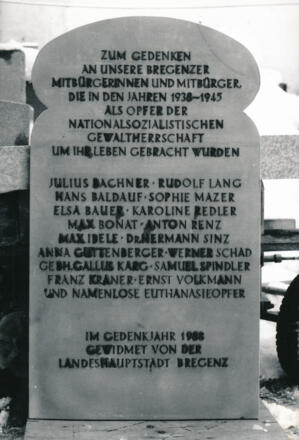 Gedenkstein vor der Anbringung