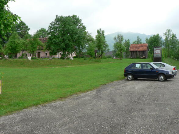 Der Parkplatz beim Hoisn Haus dient auch als Ausgangspunkt für eine Wanderung zur Rinnenden Mauer